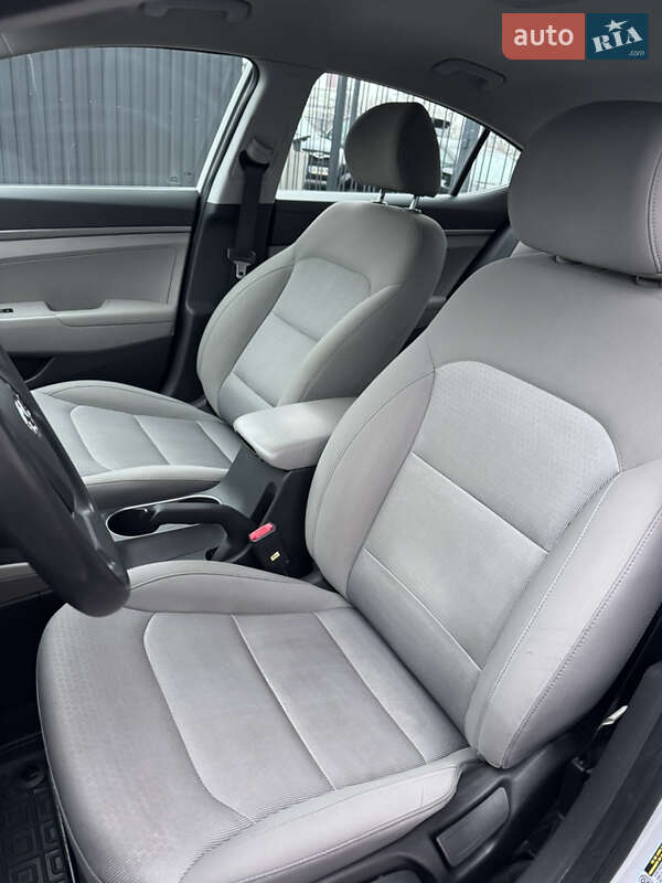 Седан Hyundai Elantra 2016 в Киеве