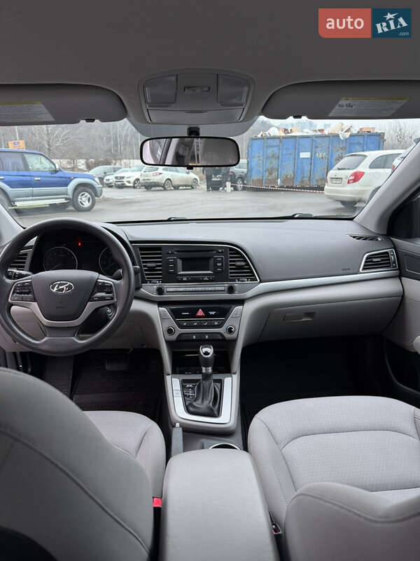 Седан Hyundai Elantra 2016 в Киеве