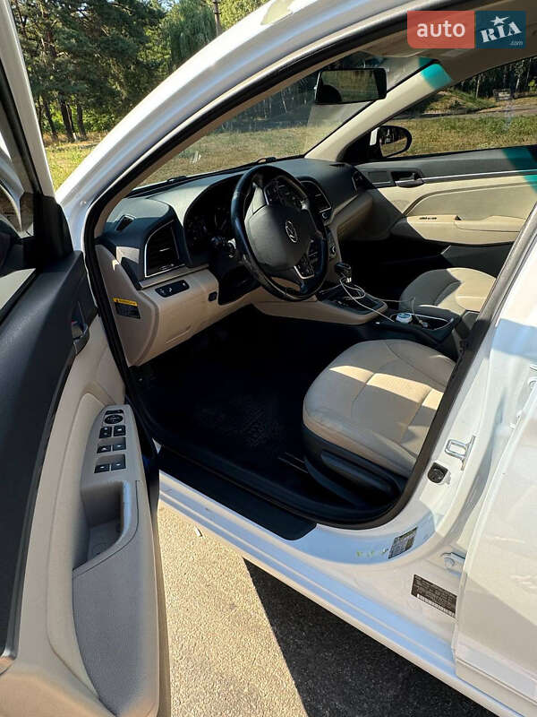 Седан Hyundai Elantra 2016 в Кропивницком