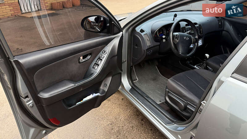 Седан Hyundai Elantra 2010 в Славянске