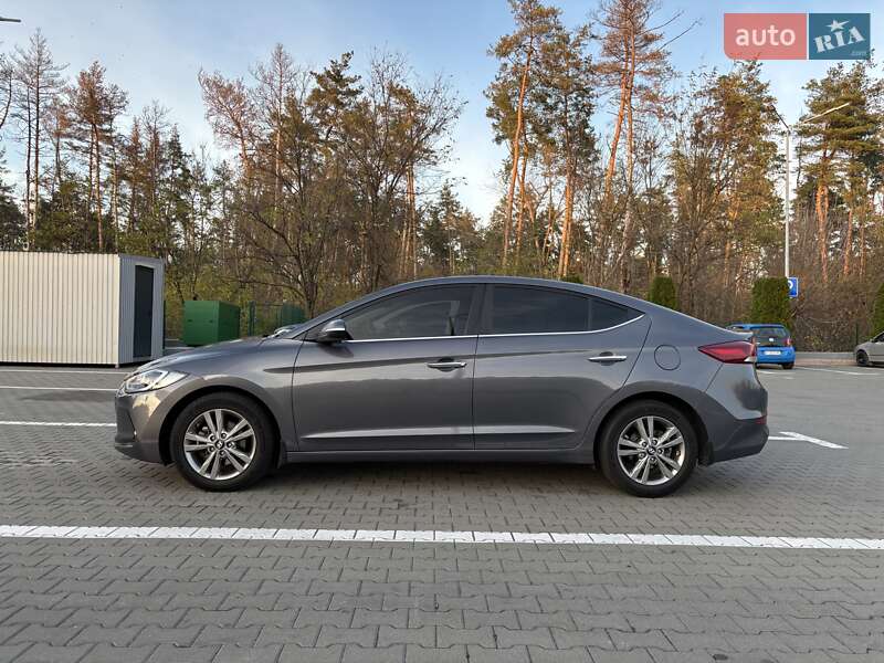 Седан Hyundai Elantra 2018 в Киеве