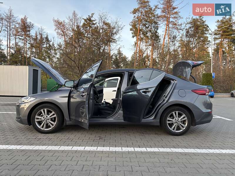 Седан Hyundai Elantra 2018 в Киеве