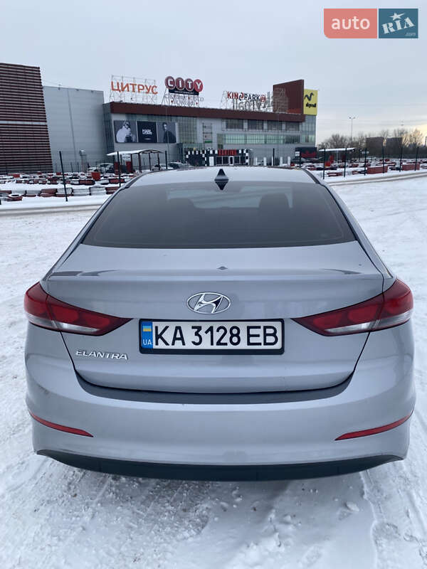 Седан Hyundai Elantra 2017 в Киеве