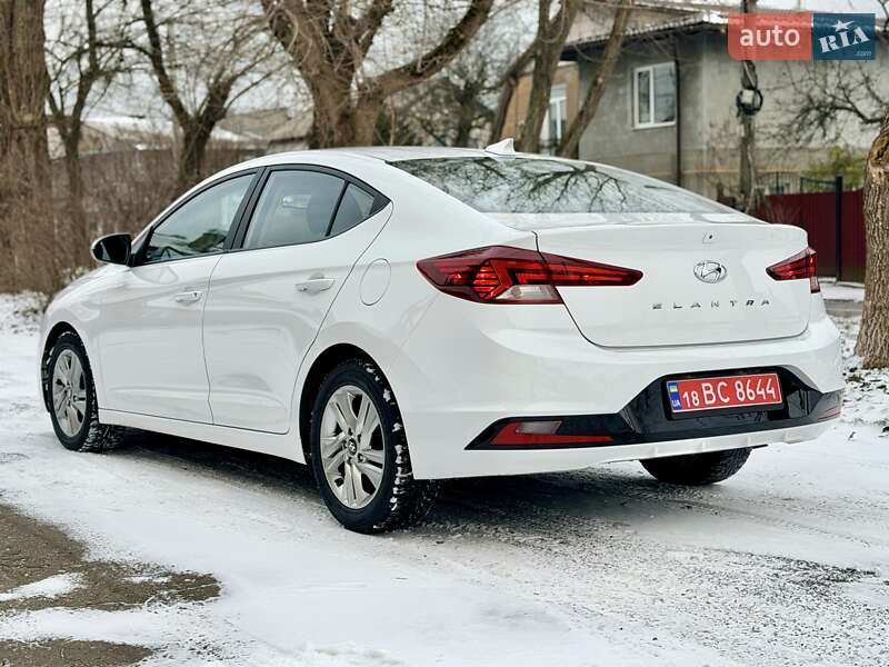 Седан Hyundai Elantra 2018 в Киеве