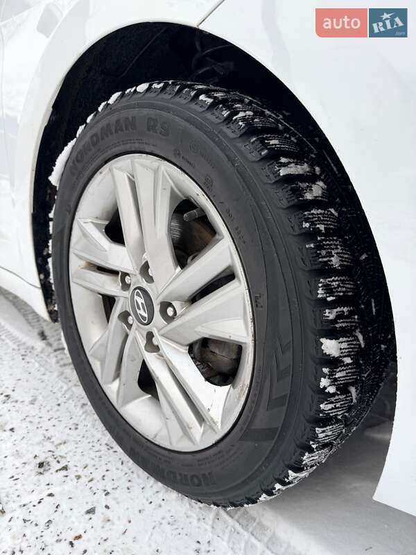 Седан Hyundai Elantra 2018 в Киеве