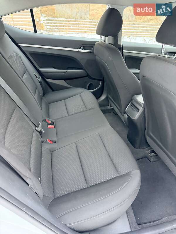 Седан Hyundai Elantra 2018 в Киеве