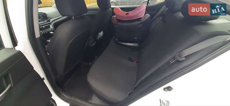 Седан Hyundai Elantra 2018 в Киеве