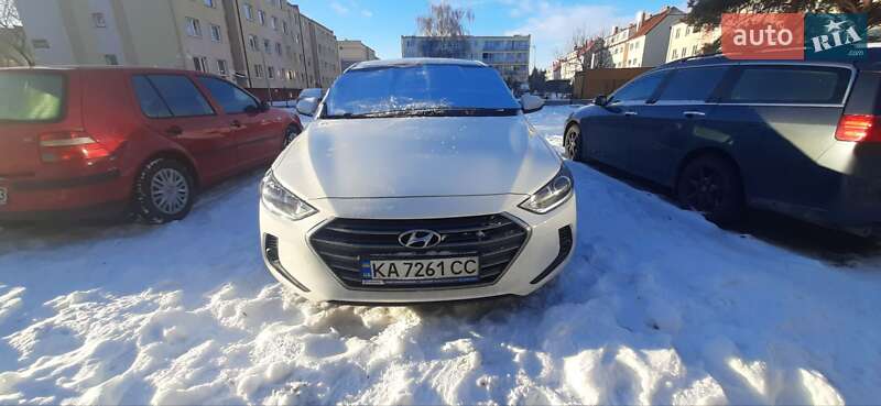 Седан Hyundai Elantra 2018 в Киеве