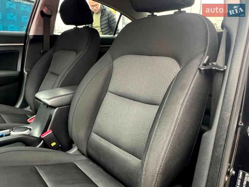 Седан Hyundai Elantra 2016 в Киеве