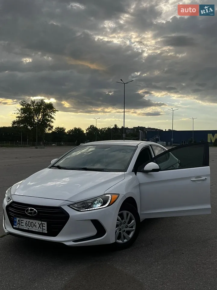 2017 Hyundai Elantra - мініатюра 17