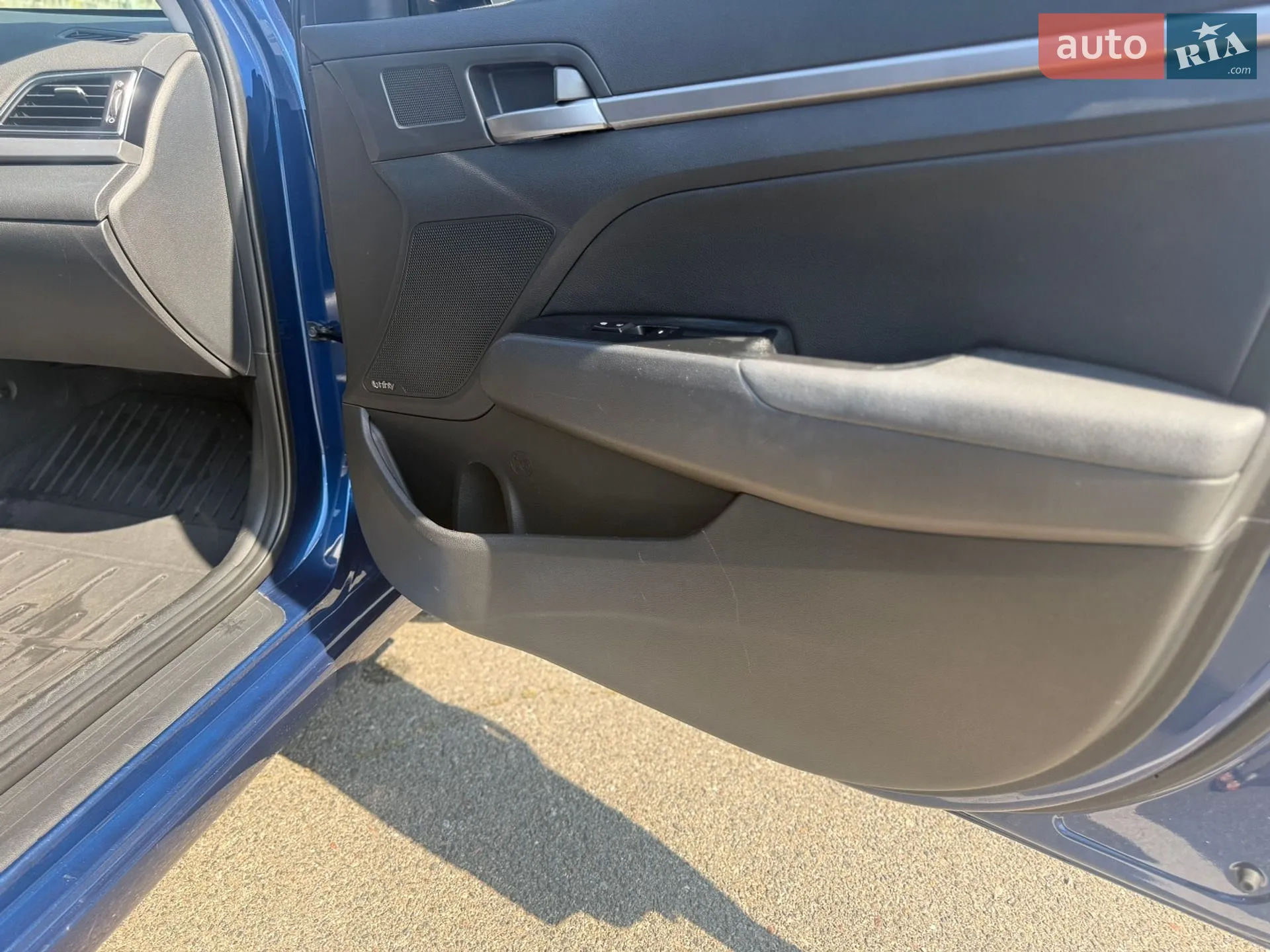 2016 Hyundai Elantra - мініатюра 31