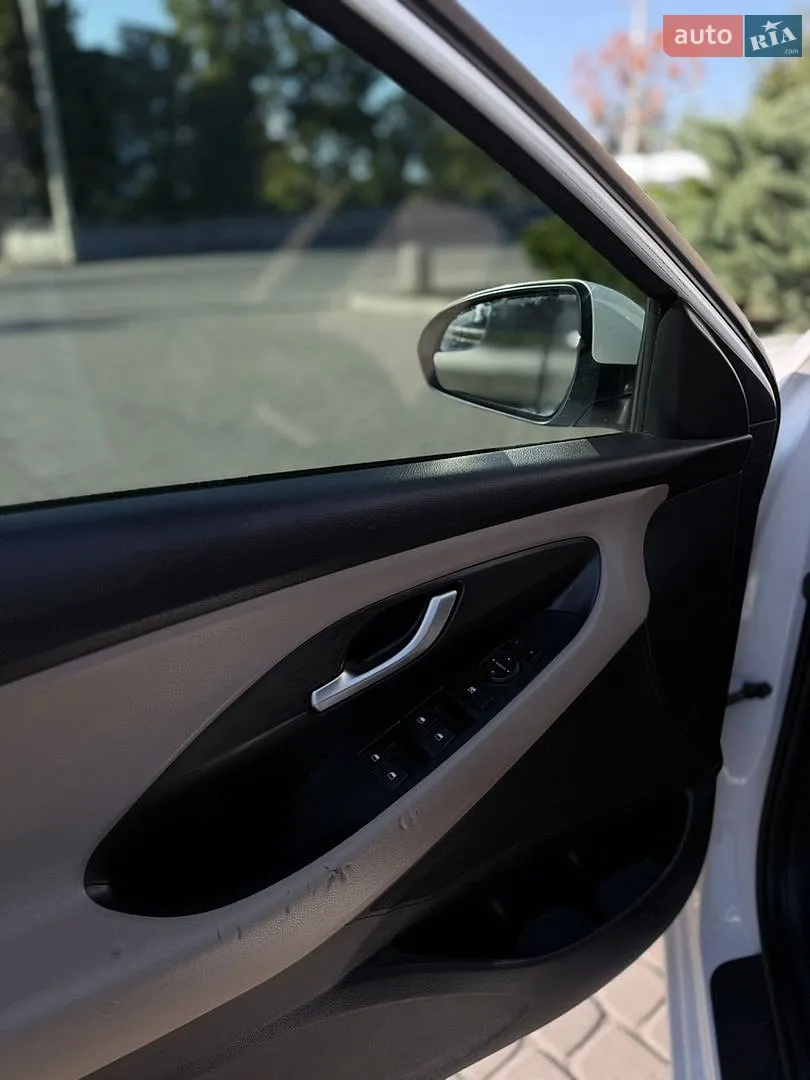2019 Hyundai Elantra - мініатюра 17