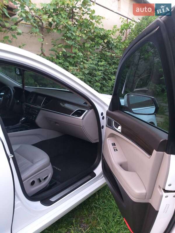 Седан Hyundai Genesis 2015 в Ужгороде