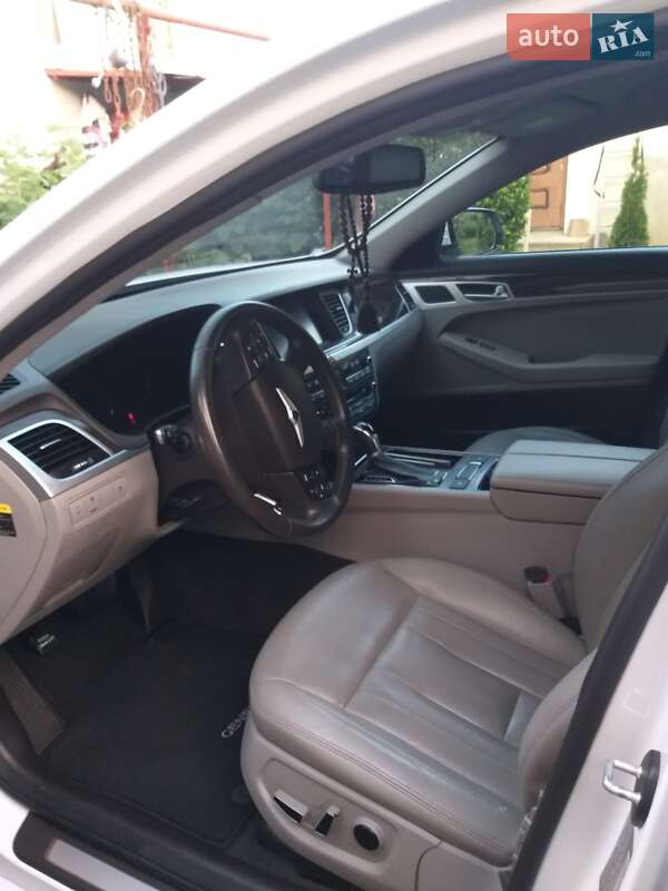 Седан Hyundai Genesis 2015 в Ужгороде
