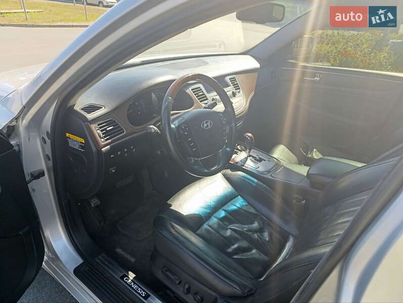 Седан Hyundai Genesis 2008 в Малине