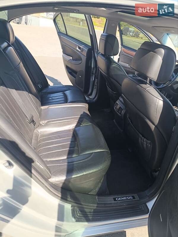 Седан Hyundai Genesis 2008 в Малине