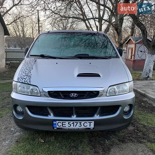 Вантажопасажирський фургон Hyundai H-1 2004 в Чернівцях