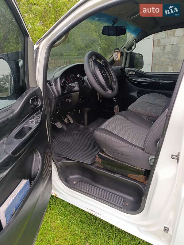 Вантажний фургон Hyundai H-1 2001 в Золочеві