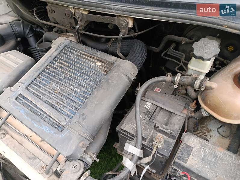 Вантажний фургон Hyundai H-1 2001 в Золочеві