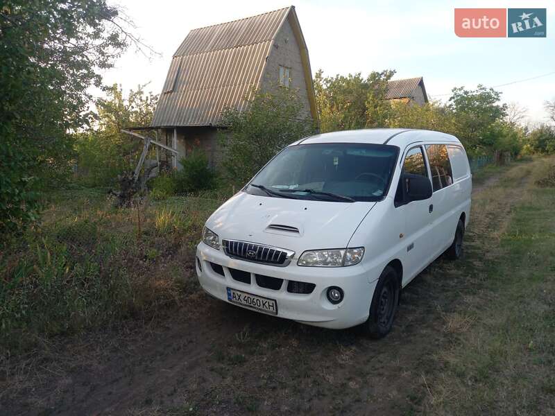Минивэн Hyundai H-1 2005 в 