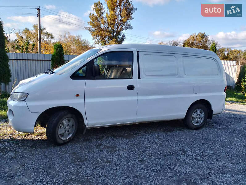 Грузовой фургон Hyundai H-1 2003 в Черновцах