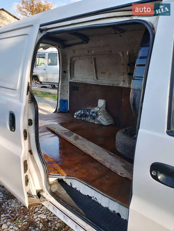 Грузовой фургон Hyundai H-1 2003 в Черновцах