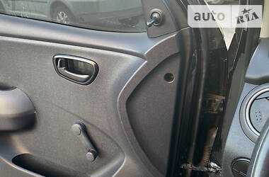 Хэтчбек Hyundai i10 2009 в Мариуполе