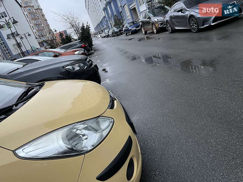 Хэтчбек Hyundai i10 2010 в Киеве