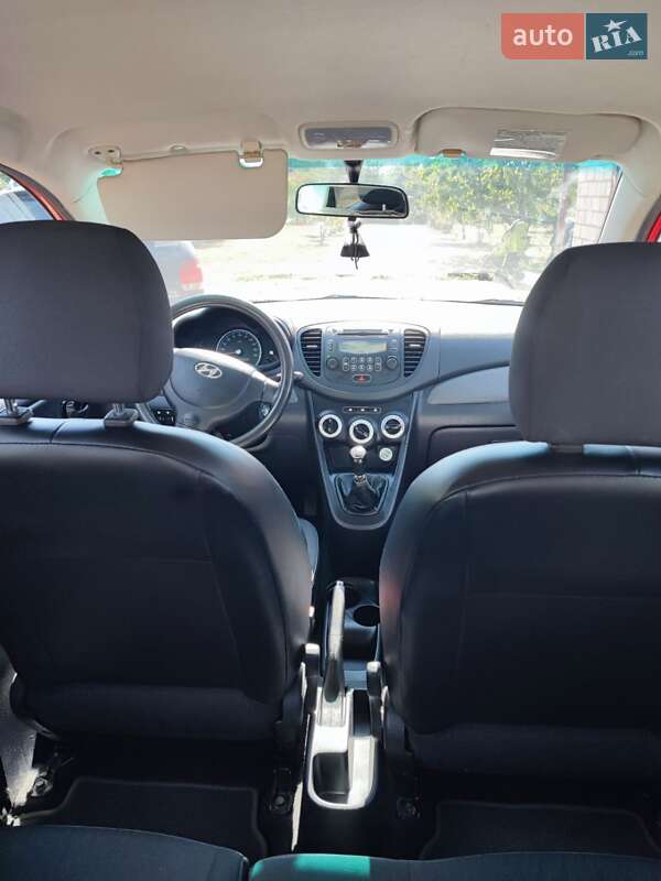 Хэтчбек Hyundai i10 2010 в Черняхове