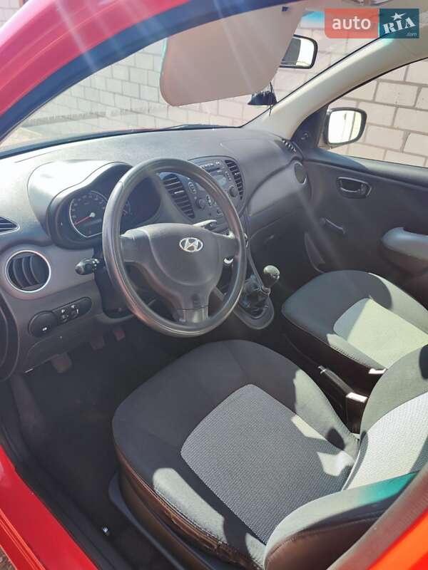 Хэтчбек Hyundai i10 2010 в Черняхове