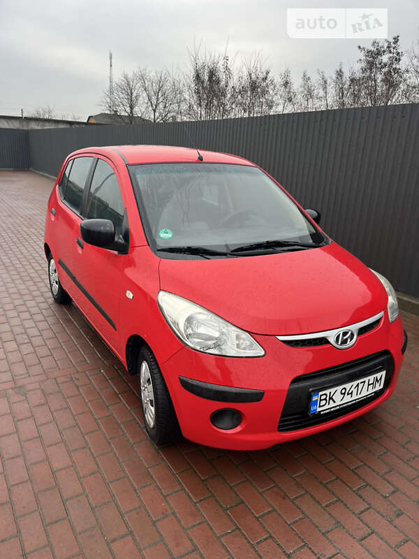 Хетчбек Hyundai i10 2008 в Сарнах