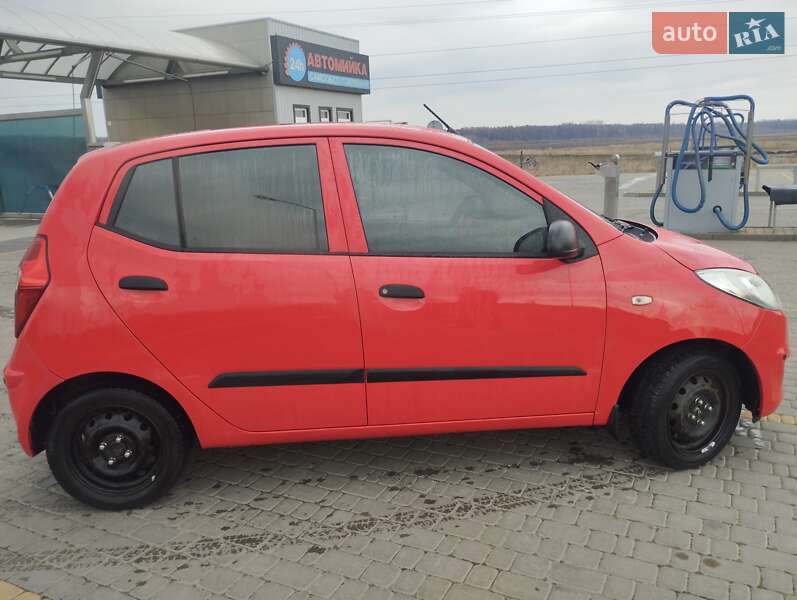 Хэтчбек Hyundai i10 2011 в Костополе