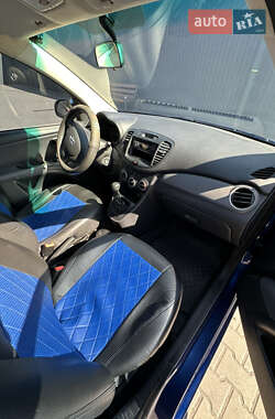 Хетчбек Hyundai i10 2011 в 