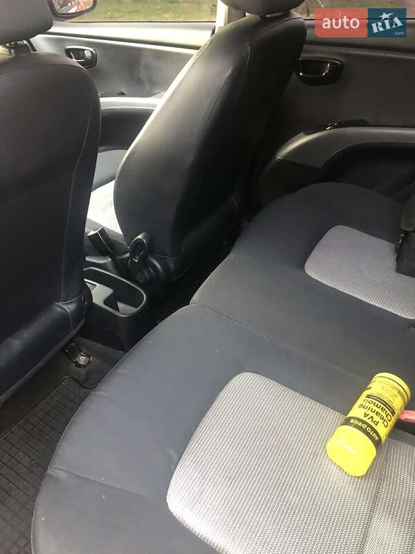 Хэтчбек Hyundai i10 2008 в Ватутино