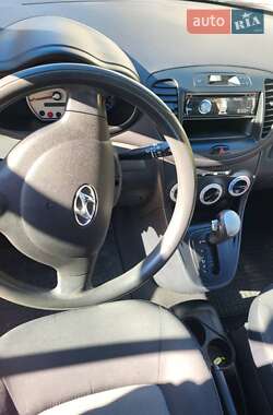 Хэтчбек Hyundai i10 2010 в 