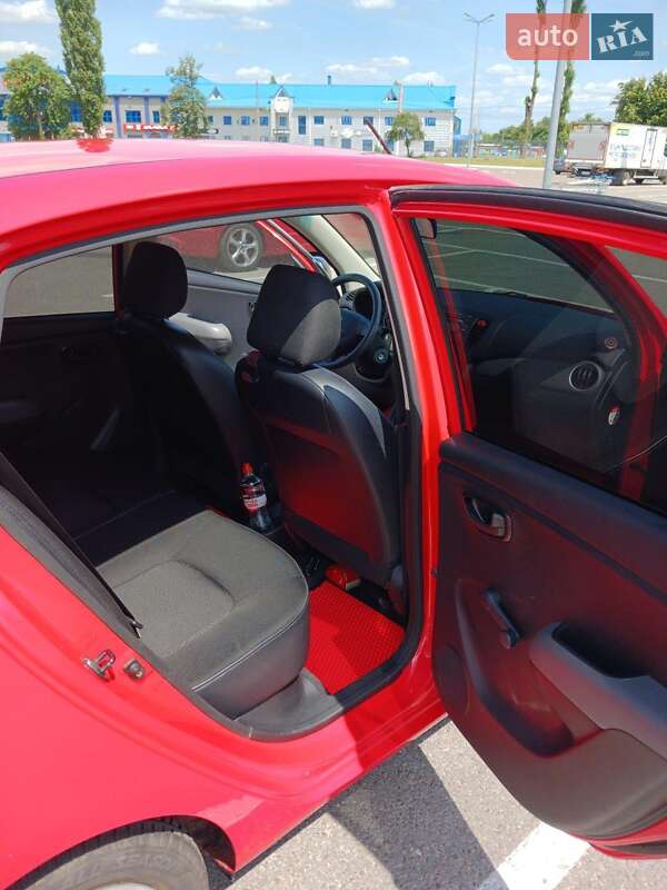 Хэтчбек Hyundai i10 2011 в Житомире