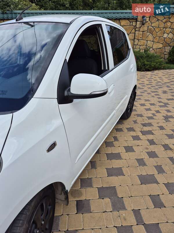Хэтчбек Hyundai i10 2012 в Могилев-Подольске