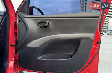 Хэтчбек Hyundai i10 2012 в 