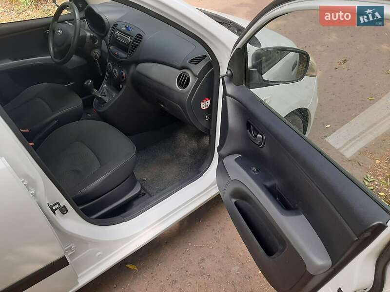 Хэтчбек Hyundai i10 2011 в Полтаве