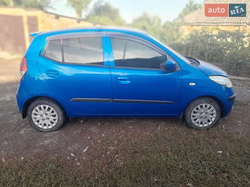 Хэтчбек Hyundai i10 2010 в Новых Санжарах