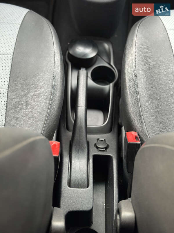 Хетчбек Hyundai i10 2013 в Києві