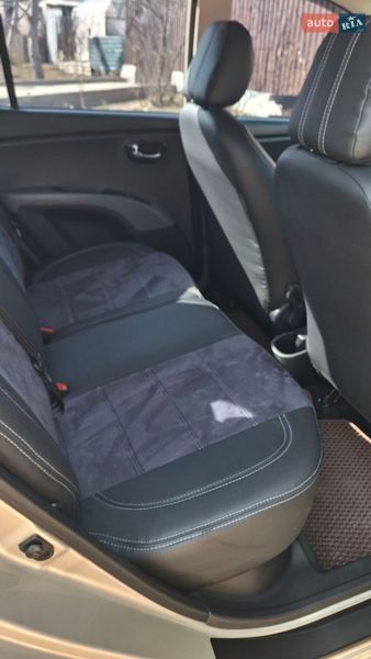 Хэтчбек Hyundai i10 2012 в Днепре