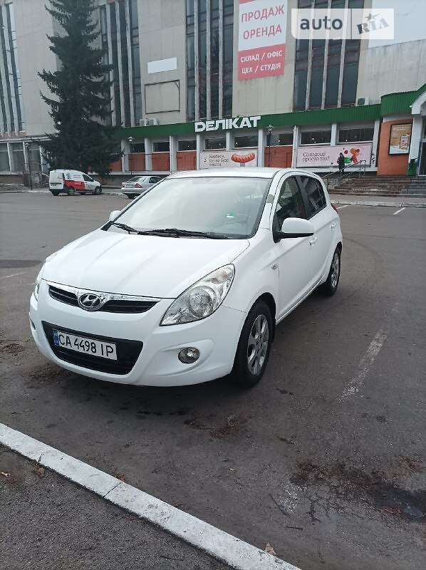 Купить Hyundai i20 с пробегом по цене от 404 900 рублей - более 54