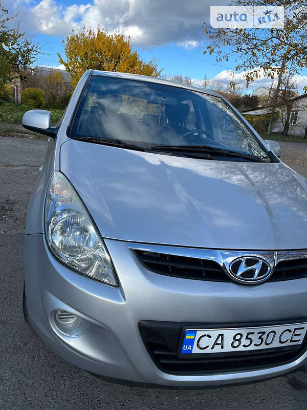Хэтчбек Hyundai i20 2012 в 