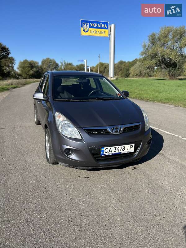 Хэтчбек Hyundai i20 2010 в 
