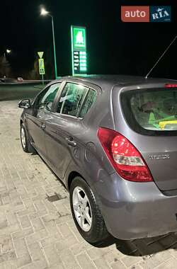 Хэтчбек Hyundai i20 2010 в 