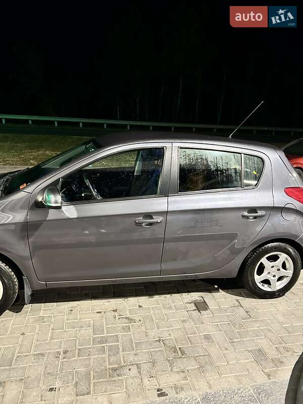 Хэтчбек Hyundai i20 2010 в Ямполе