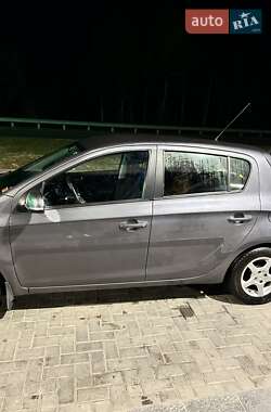 Хэтчбек Hyundai i20 2010 в 