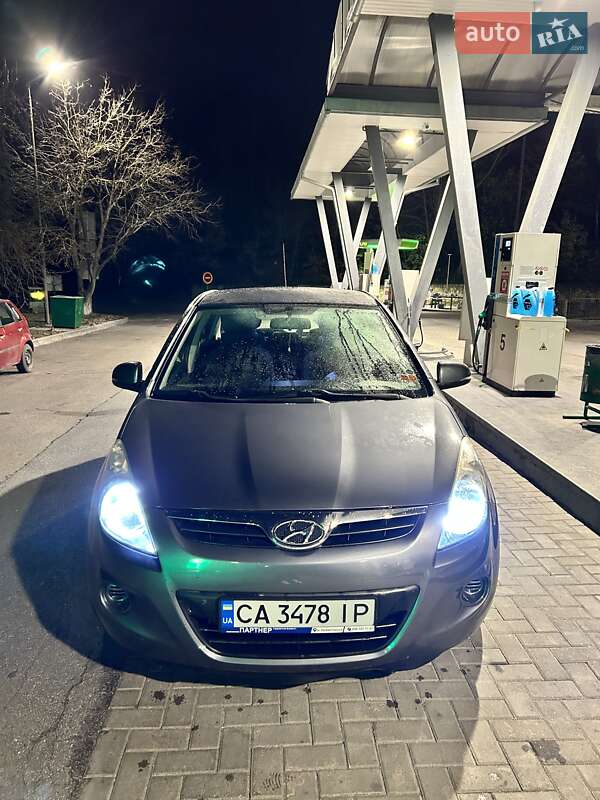 Хэтчбек Hyundai i20 2010 в Ямполе