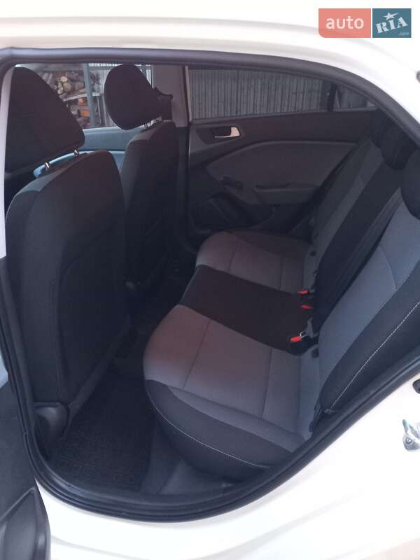 Хэтчбек Hyundai i20 2016 в Черновцах